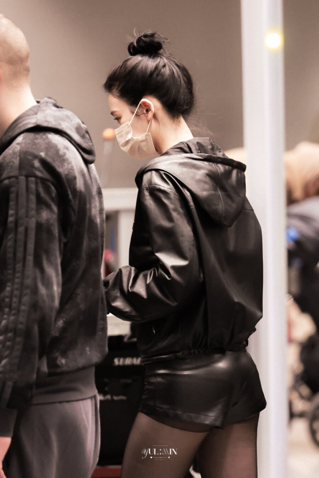 카리나 귀국길 공항 올검패션.jpg