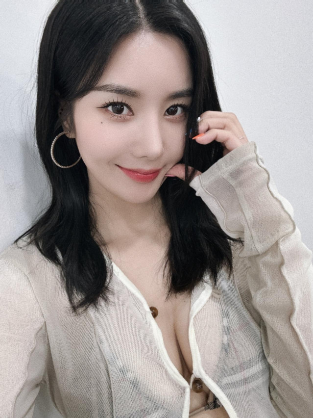 ㅎㅂ 권은비 가슴 셀카