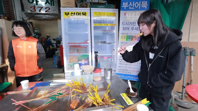 단돈 200원 꼬치어묵_! 의사선생님이 제 위장이 이해가 안된대요???? 시장 어묵 xx개 먹었습니다 4-59 screenshot.png 꼬치어묵 가게에서 신기록 도전하는 쯔양 근황