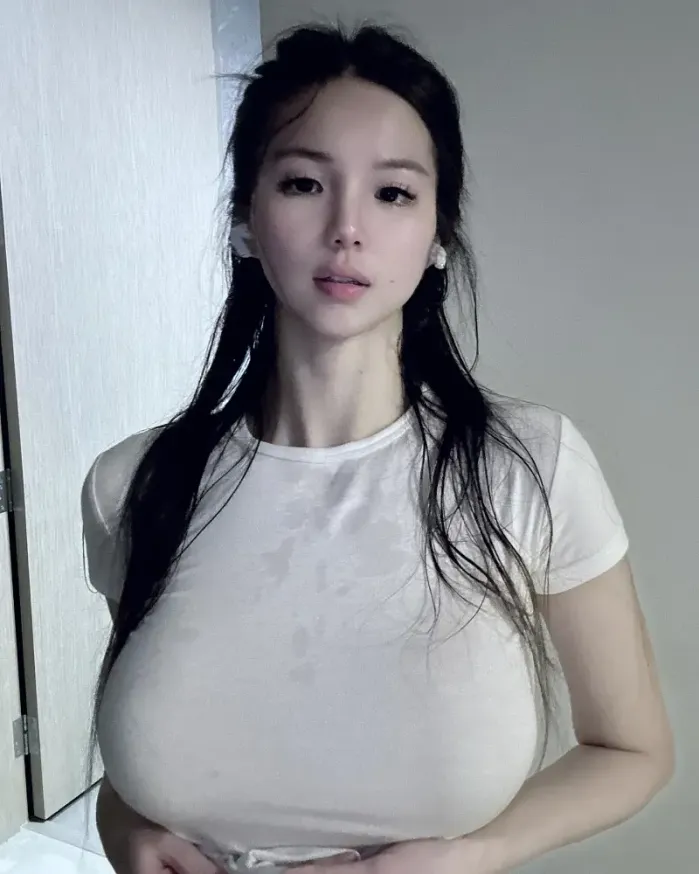 땀에 젖은 거대한 가슴