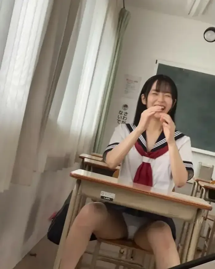 여고 교실 안에서 교복치마사이로 보이는 팬티