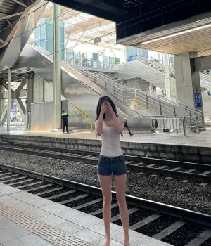 기차역 몸매 쩌는 슬랜더