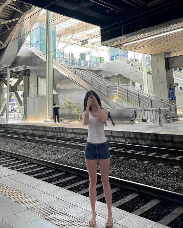 기차역 몸매 쩌는 슬랜더