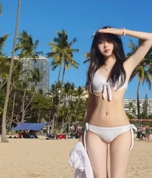 해변의 화이트 비키니 친구