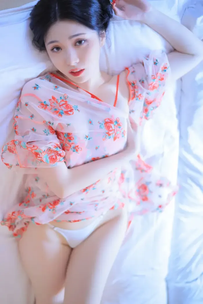 Yeon Woo 연우, Photobook ‘Heat’ Set.01