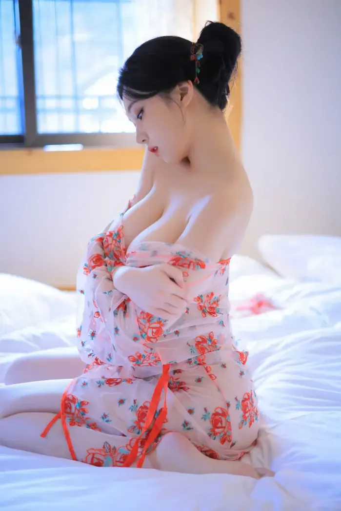 Yeon Woo 연우, Photobook ‘Heat’ Set.02