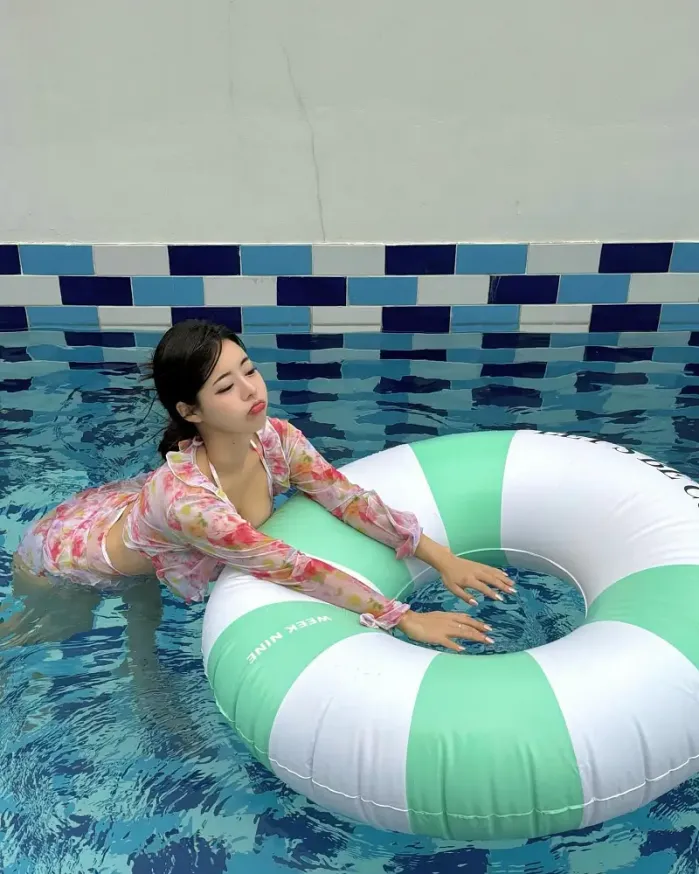 풀빌라 수영장에서 수영장인 여친